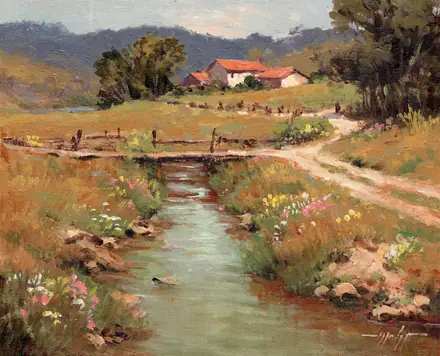 Pintura de Mário Sérgio Freitas: um riacho entre flores do campo, com uma pontezinha de madeira e casas de telhado vermelho ao fundo